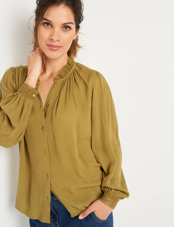 Chemisier uni en crépon, col volanté macramé (vert olive) Chemisier uni en crépon, col volanté macramé (vert olive)